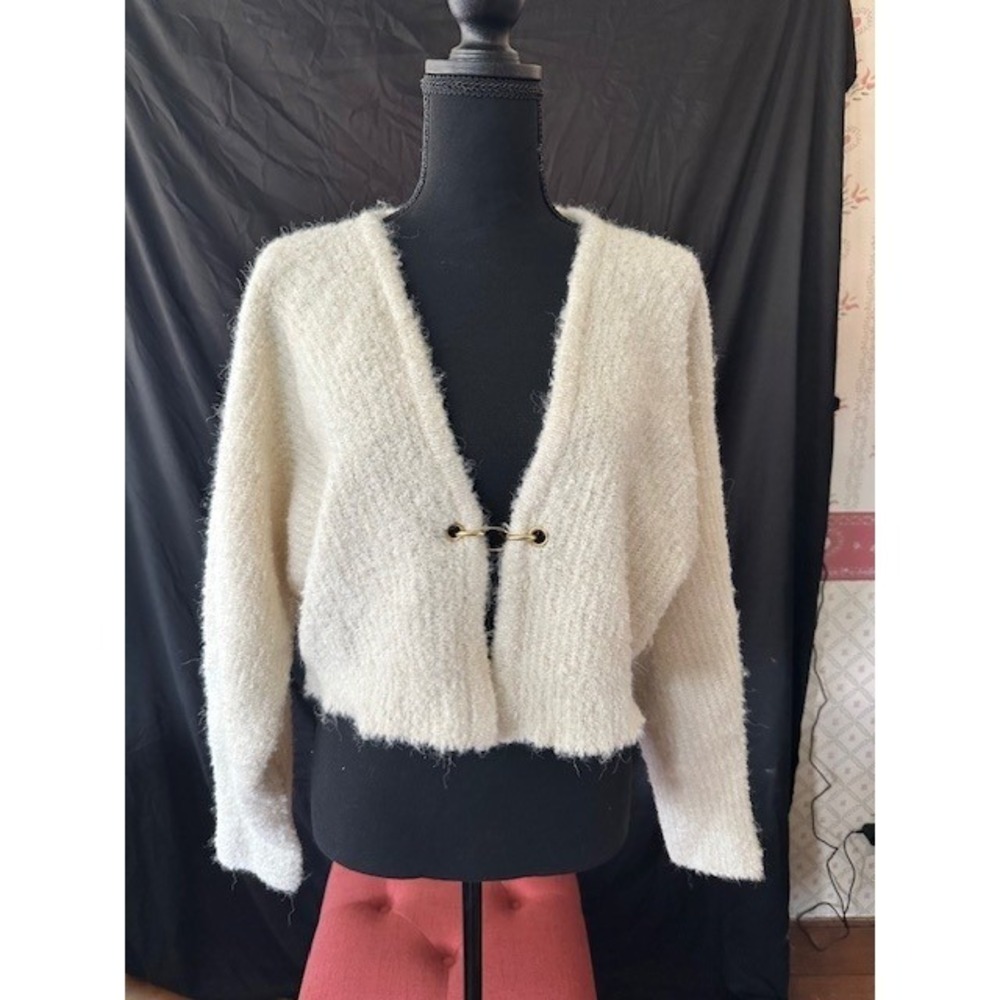 Wild Fable Cream Fuzzy Cropped Cardigan Sweater Metal Toggle Closure NWT Medium